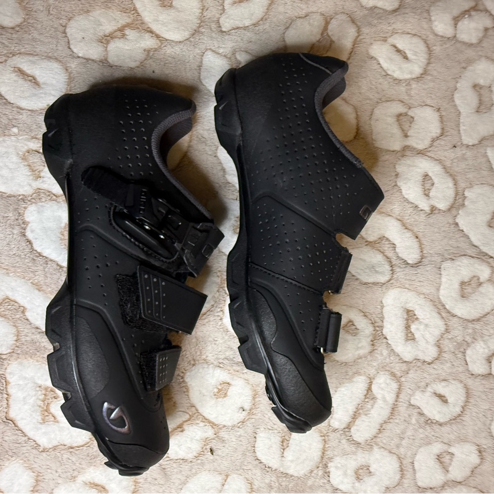 Giro Women's Black Athletic Cycling Shoes - Picture 6 of 8